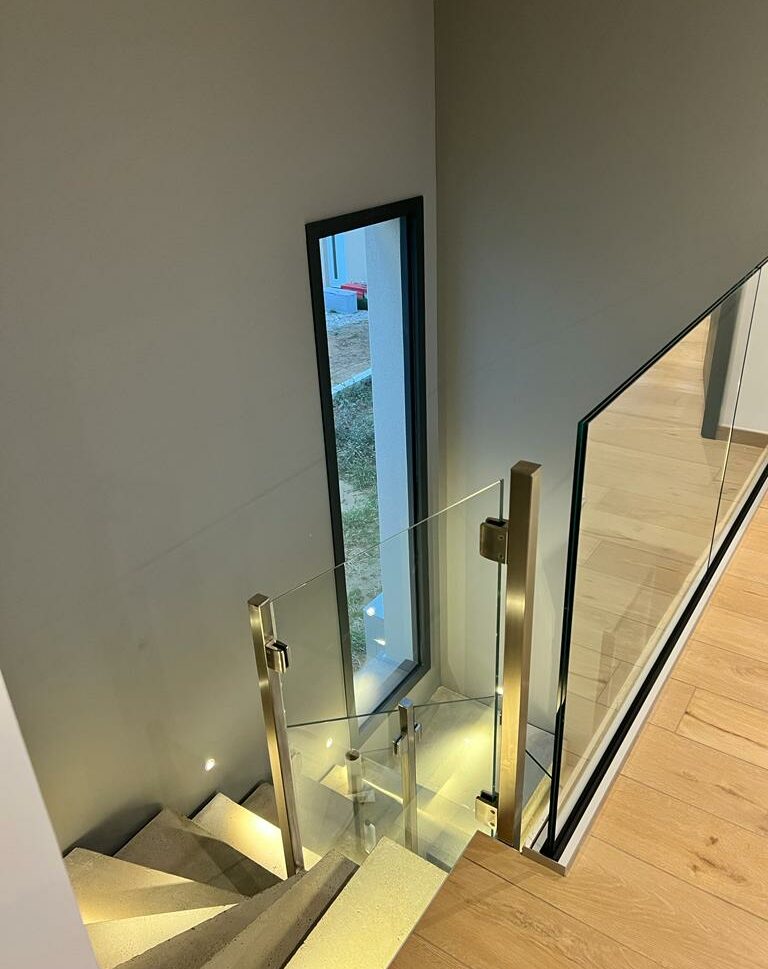 Balustrade en verre mise en place au premier étage d'un logement.