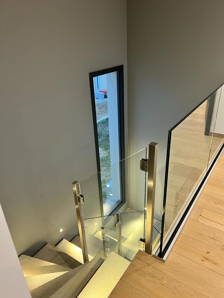 Balustrade en verre mise en place au premier étage d'un logement.