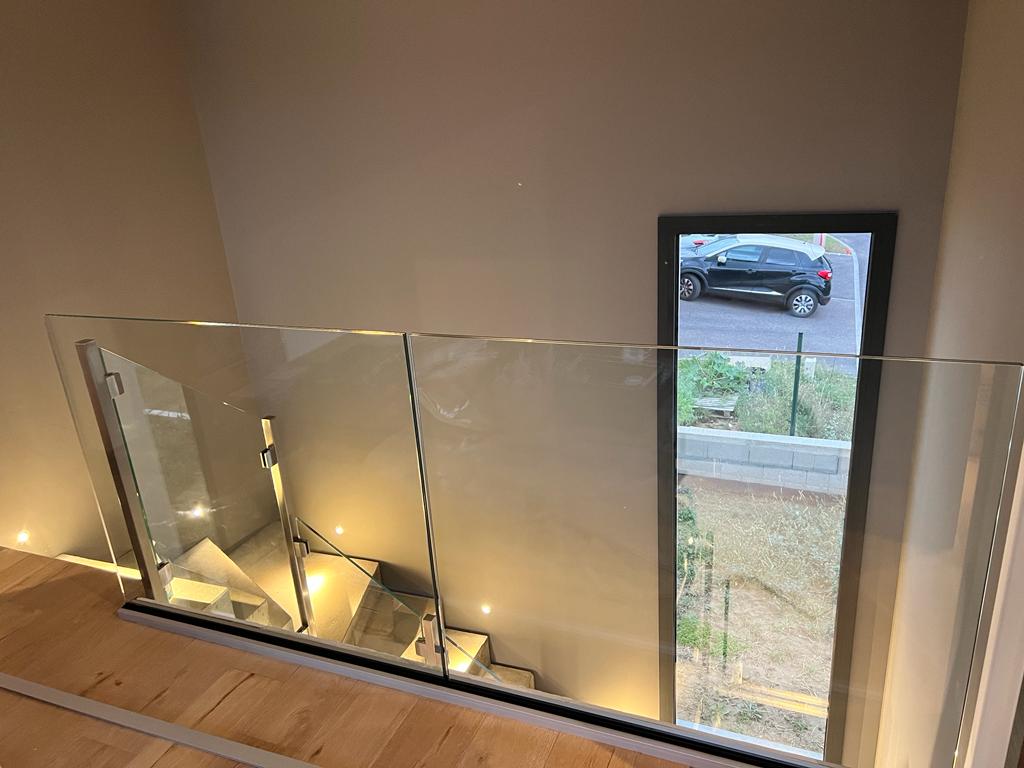 Garde-corps en verre minimaliste, installé en Auvergne-Rhône-Alpes.