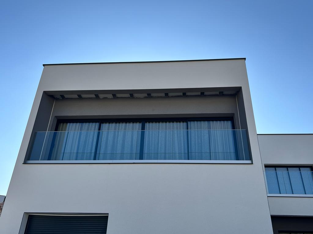 Garde-corps minimaliste extérieur d'une villa.