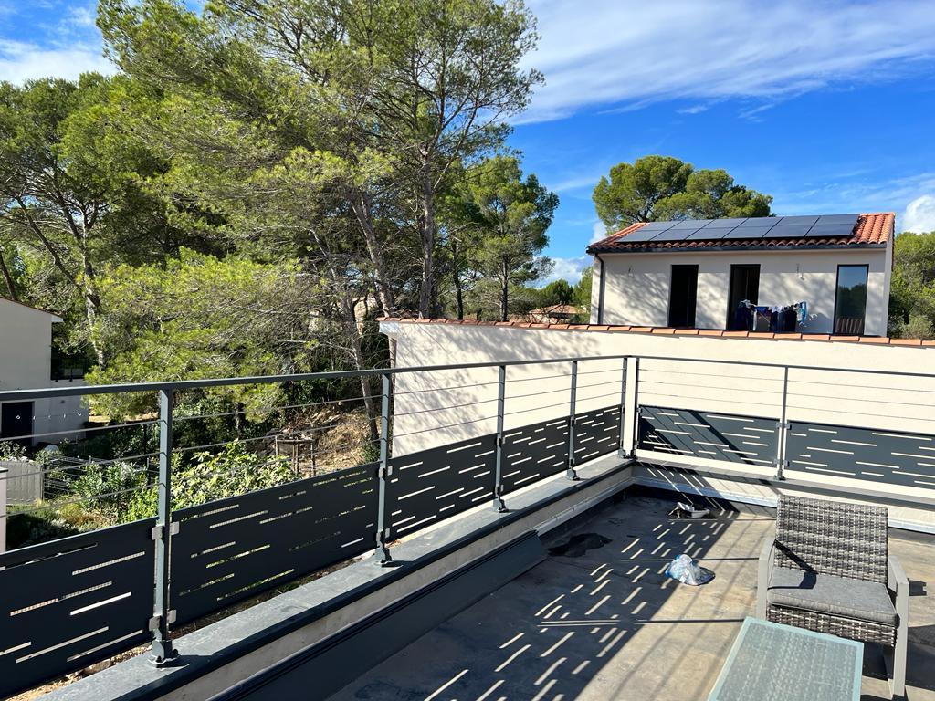 Rambarde en aluminium d'une villa, à Castelnau-le-Lez à côté de Montpellier.