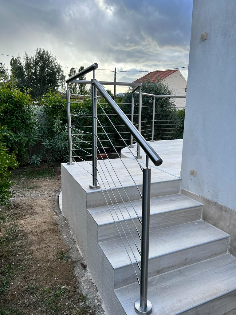 Rambarde en inox construite à partir d'un escalier composé de quatre contremarches.