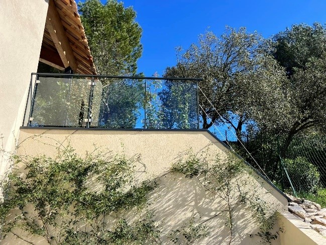 Garde-corps extérieur en verre et aluminium, mis en place en Occitanie.