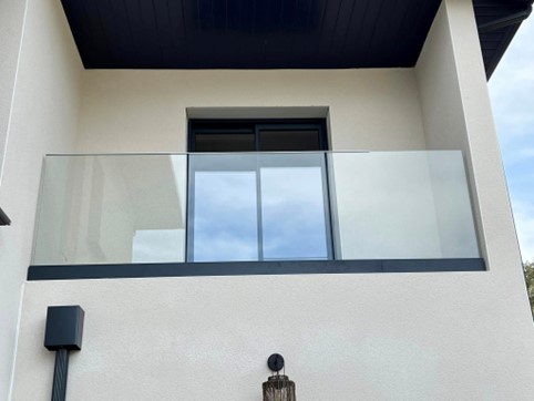 Garde-corps extérieur en verre et aluminium, réalisé en région Occitanie.