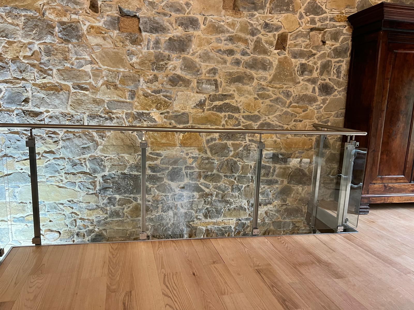 Garde-corps en verre et inox conçu dans une maison en Occitanie.