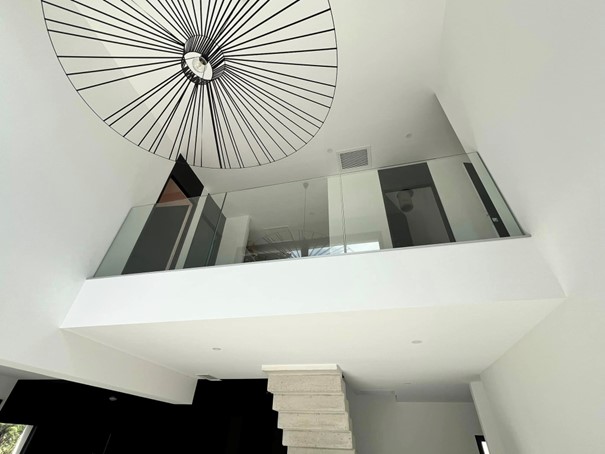 Garde-corps en verre installé dans une maison individuelle, en Occitanie.
