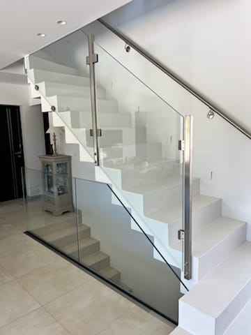 Garde-corps en verre et inox installé à Salon-de-Provence, en Provence-Alpes-Côte d'Azur.