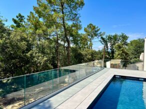 rambarde   en verre d'une maison individuelle   à la Grande-Motte près de Montpellier pour un particulier par Alain Baraona