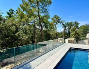 rambarde   en verre d'une maison individuelle   à la Grande-Motte près de Montpellier pour un particulier par Alain Baraona