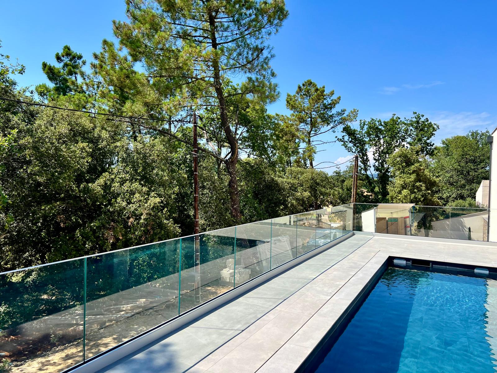 rambarde en verre d'une maison individuelle à la Grande-Motte près de Montpellier pour un particulier par Alain Baraona