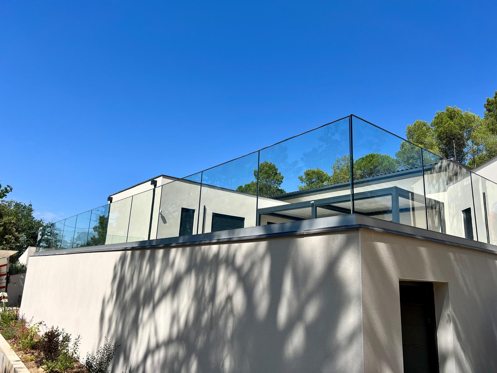 Garde-corps en verre posé à la Grande-Motte, en Occitanie.