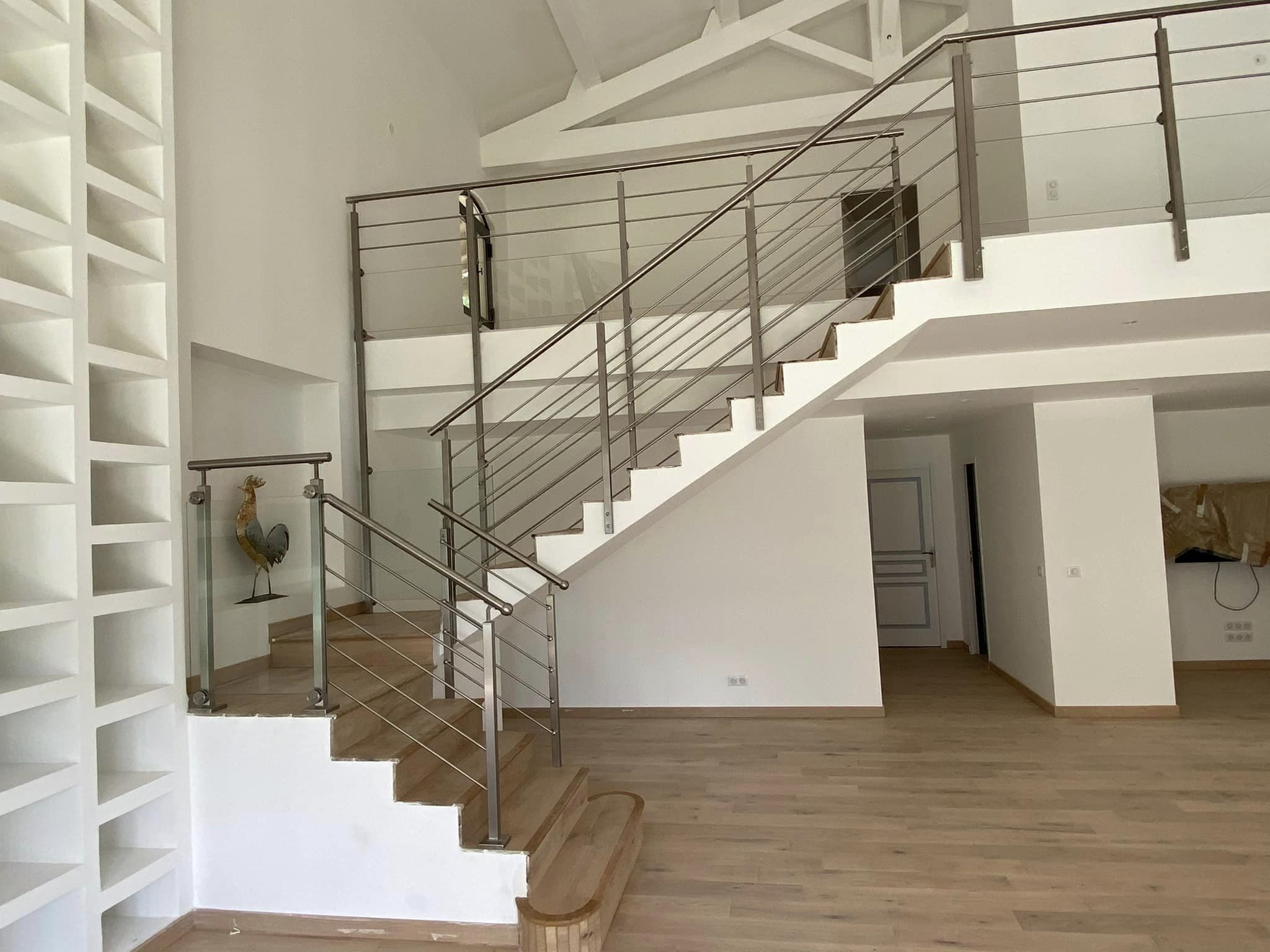 Garde-corps intérieur en verre et inox construit en Occitanie.