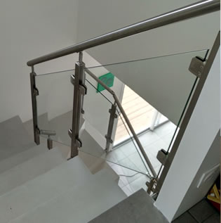 Garde-corps en verre sous main courante