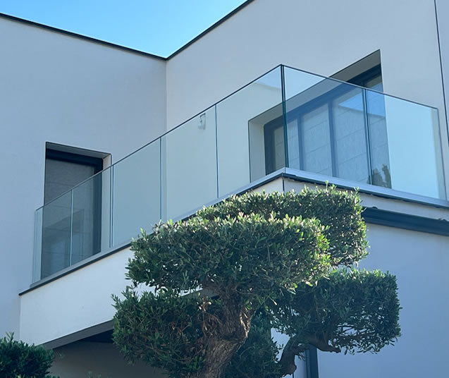 garde-corps en verre sur une terrasse
